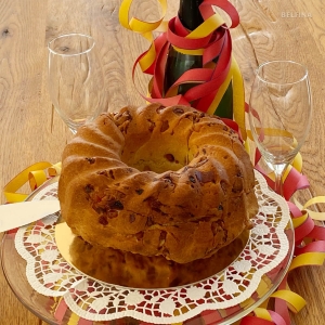 Speck-Gugelhopf mit Rosmarin und Nüssen